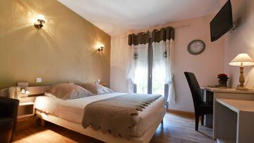 Escritorio, sistema de insonorización, wifi gratis y ropa de cama