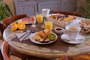 Daily buffet breakfast for a fee - The Originals City, Hôtel du Parc, Avignon Est (Entraigues-sur-la-Sorgue)