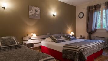 Habitación de hotel con dos camas, un reloj en la pared y una ventana con cortinas.