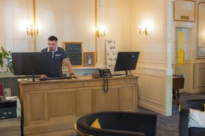 A reception desk with two computers, a framed picture, and a wall-mounted key display. - Auberge des Rois - Chinon (Chinon)