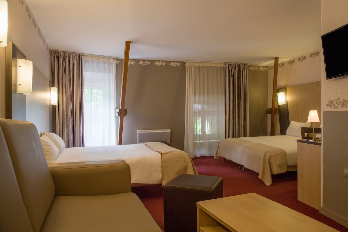 Habitación cuádruple | Escritorio, cuna de viaje, wifi gratis y ropa de cama