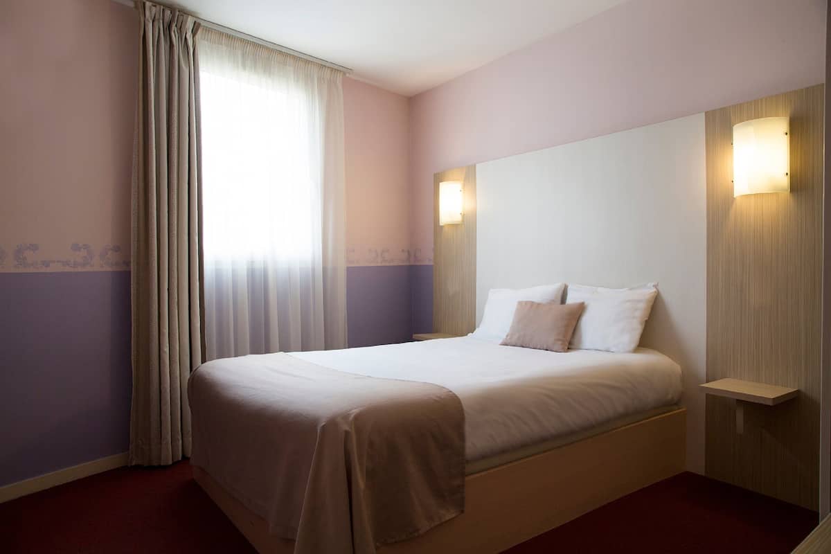 Habitación doble estándar | Escritorio, cuna de viaje, wifi gratis y ropa de cama