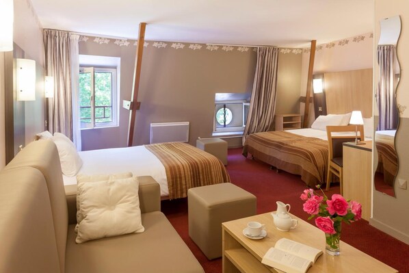 Quadruple Room | Desk, travel crib, free WiFi, bed sheets - Brit Hotel Chinon le Lion d'Or  (Chinon)