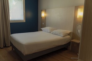 Family Room | Desk, WiFi (free), bed sheets