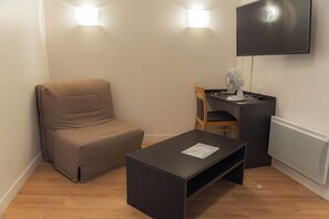 Family Room | Desk, WiFi (free), bed sheets