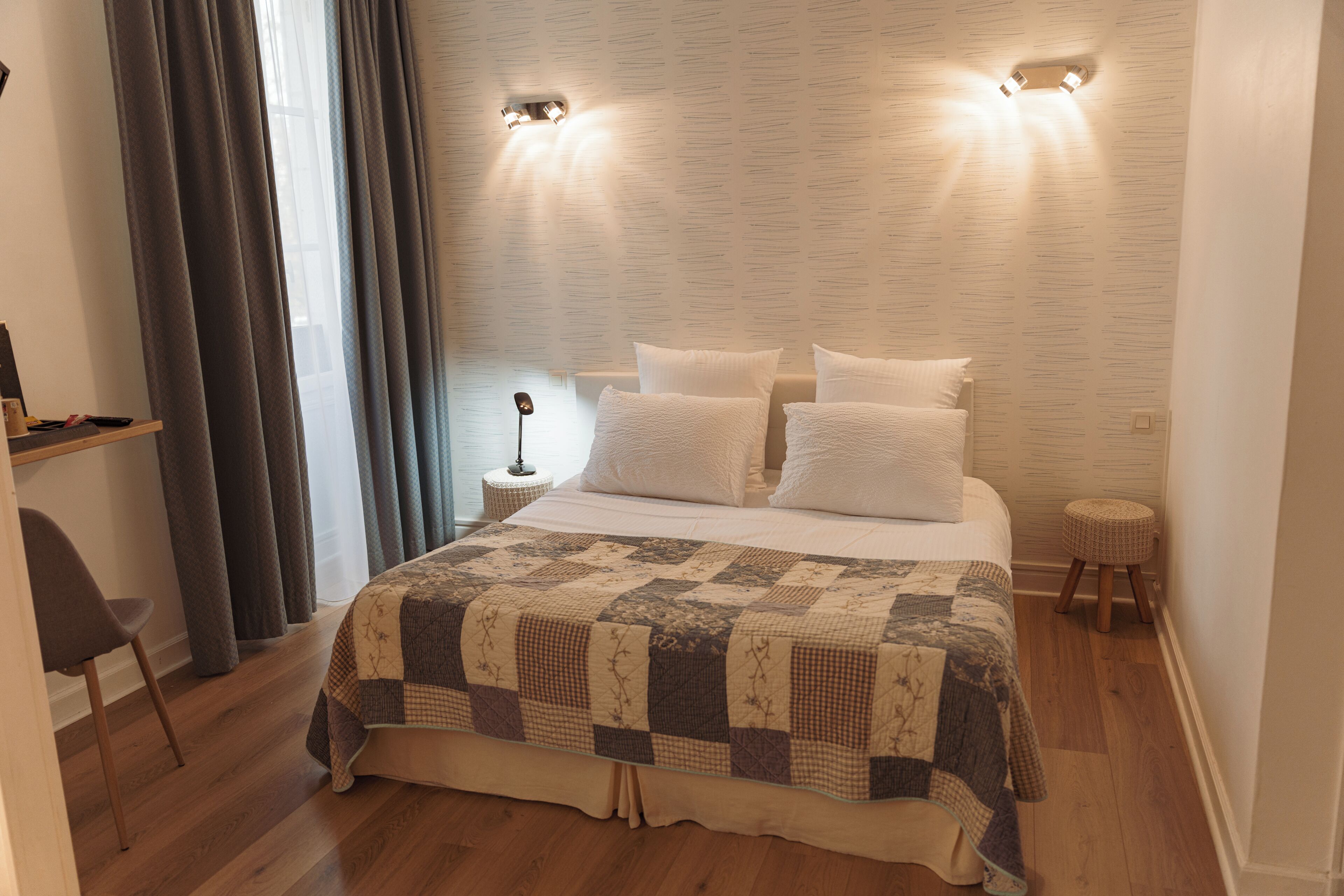 Bureau, Wi-Fi gratuit, draps fournis