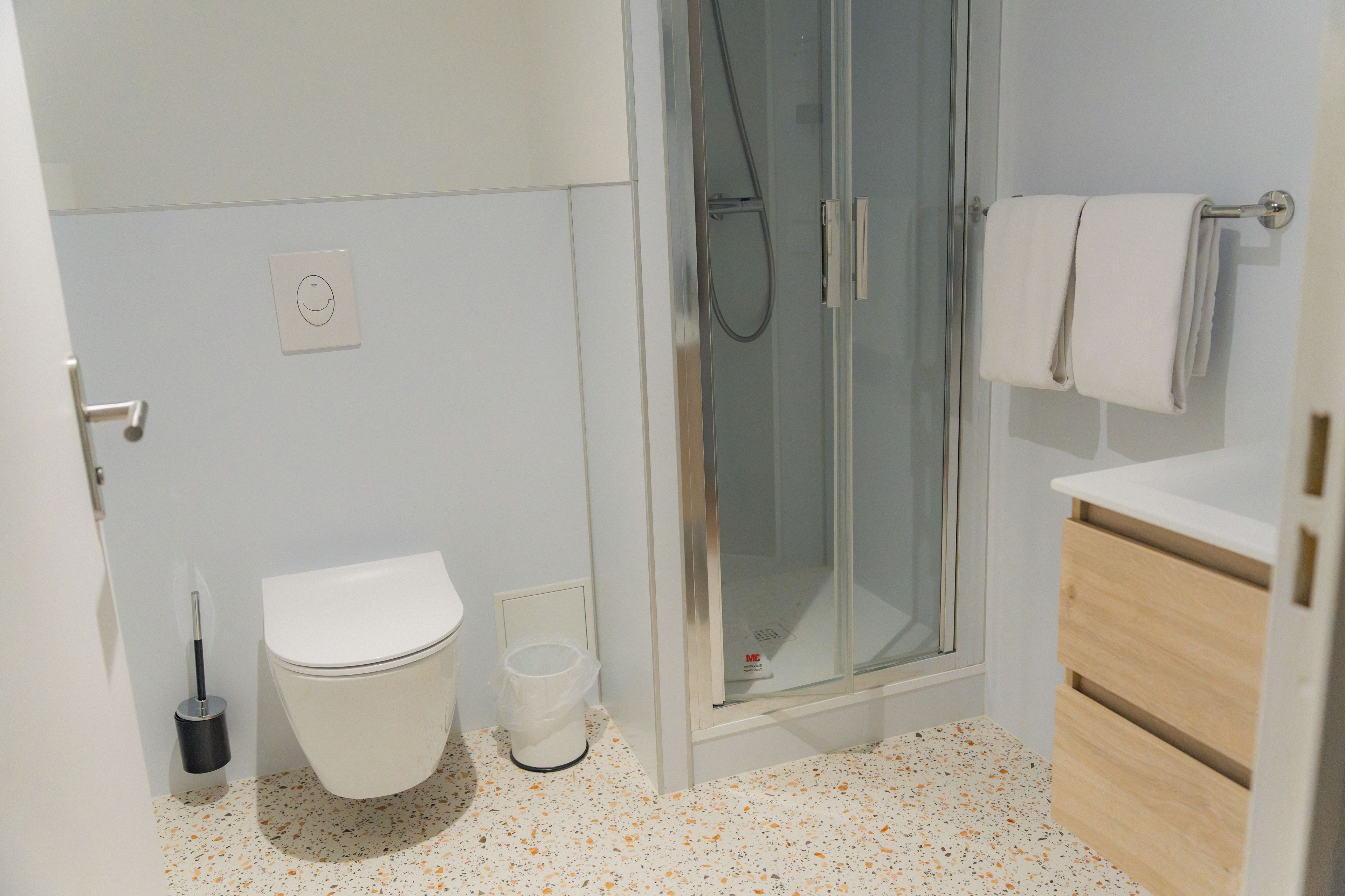 Un baño con inodoro, ducha y lavamanos.