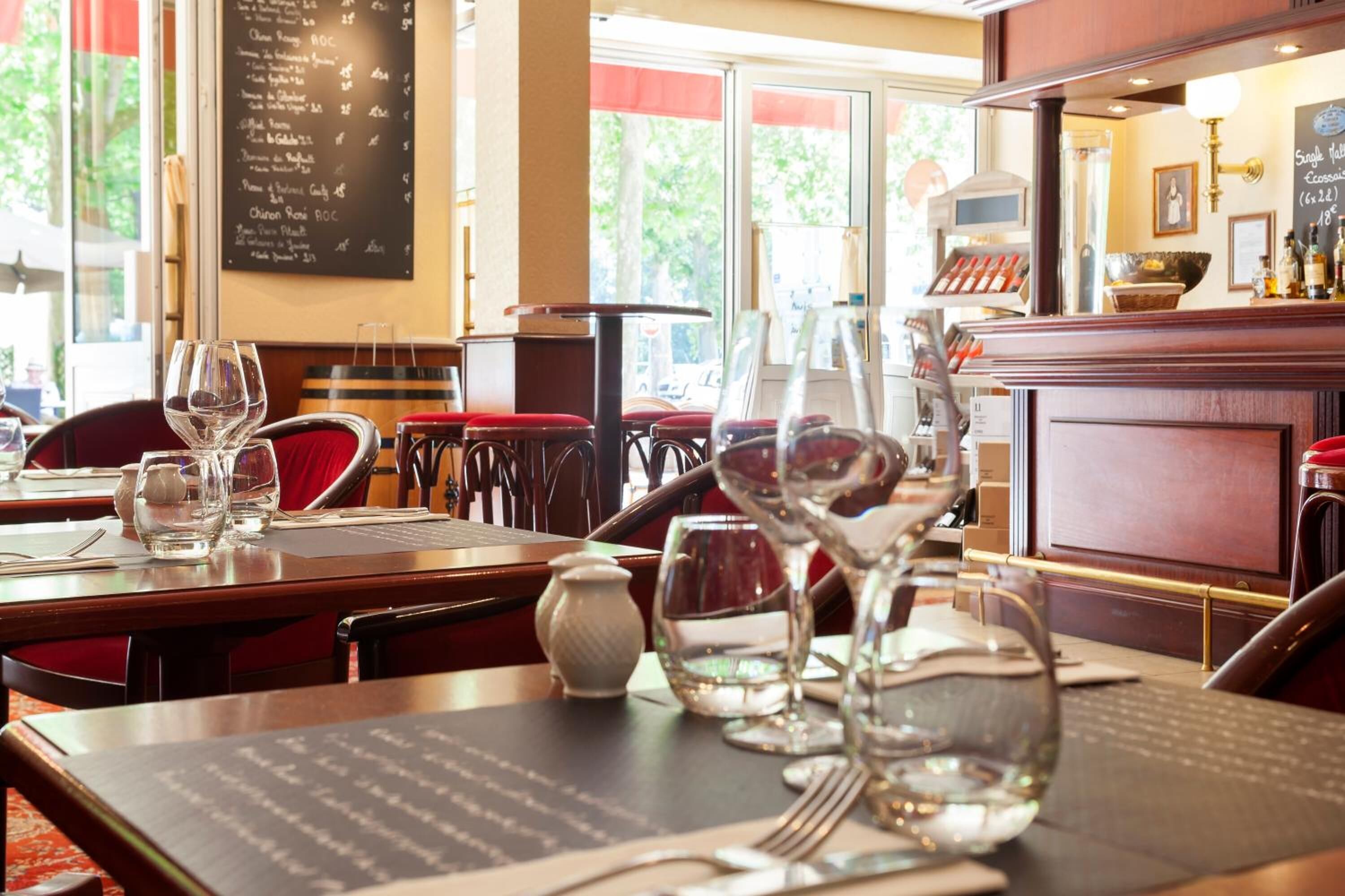 Déjeuner et dîner servis sur place, spécialités Cuisine française