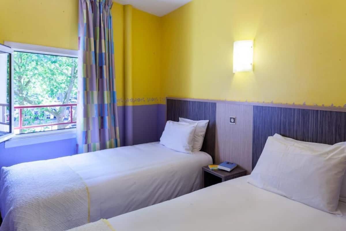 Habitación clásica con 2 camas individuales, 2 camas individuales | Escritorio, cuna de viaje, wifi gratis y ropa de cama