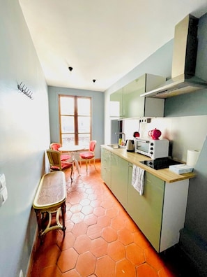 Standard Apartment, Tower | Private kitchen | Electric kettle - Hotel le Pavillon (Paris)