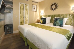 Premium bedding, in-room safe, individually decorated, desk - Hotel le Pavillon (Paris)