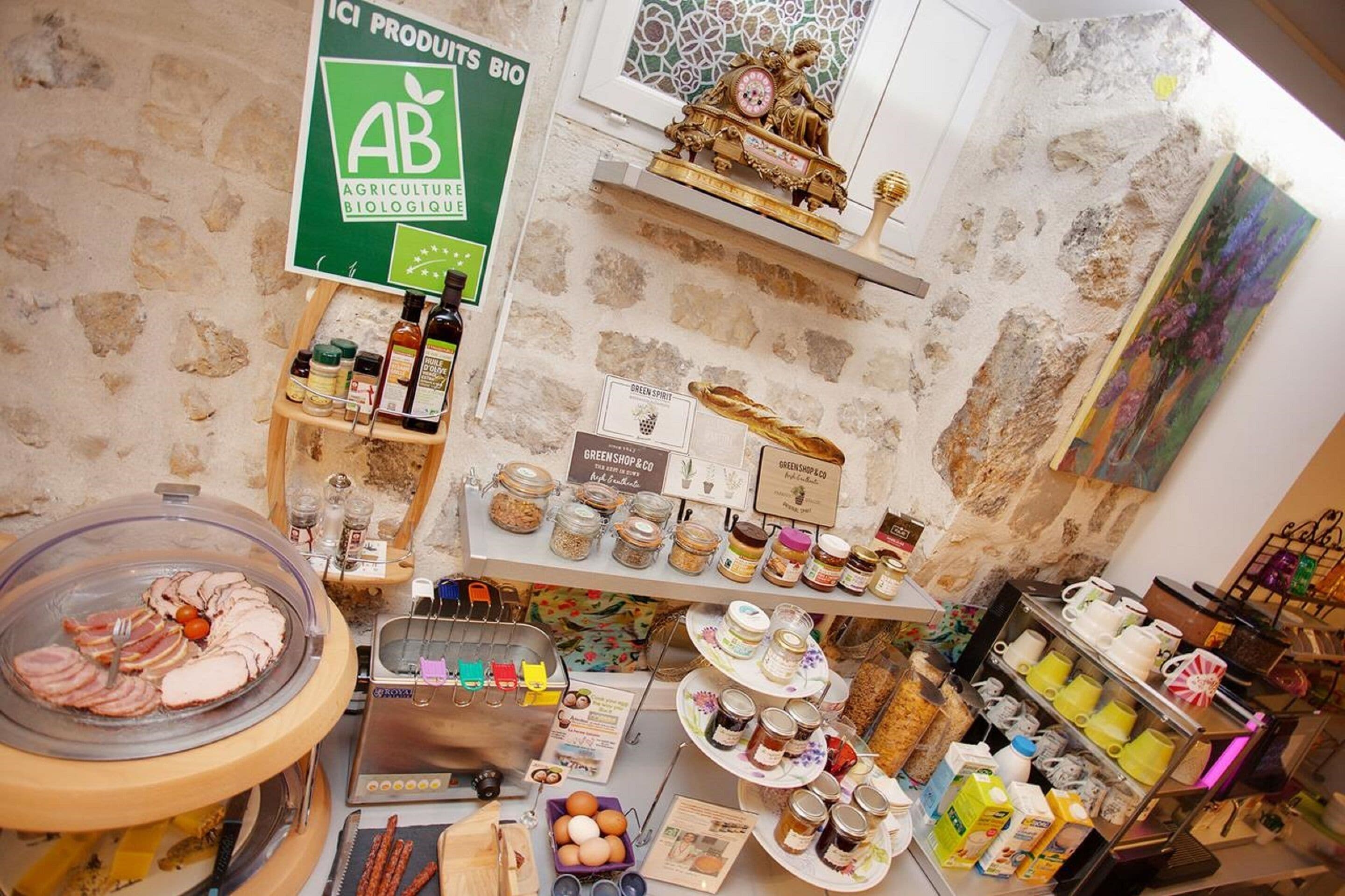 Petit déjeuner buffet (15.00 EUR par personne)