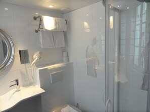 Superior Room | Bathroom | Eco-friendly toiletries, hair dryer, towels, soap - Hotel le Pavillon (Paris)