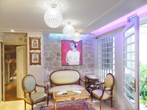 Coin salon dans le hall