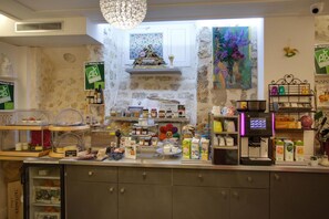 Petit déjeuner buffet servi tous les jours en supplément