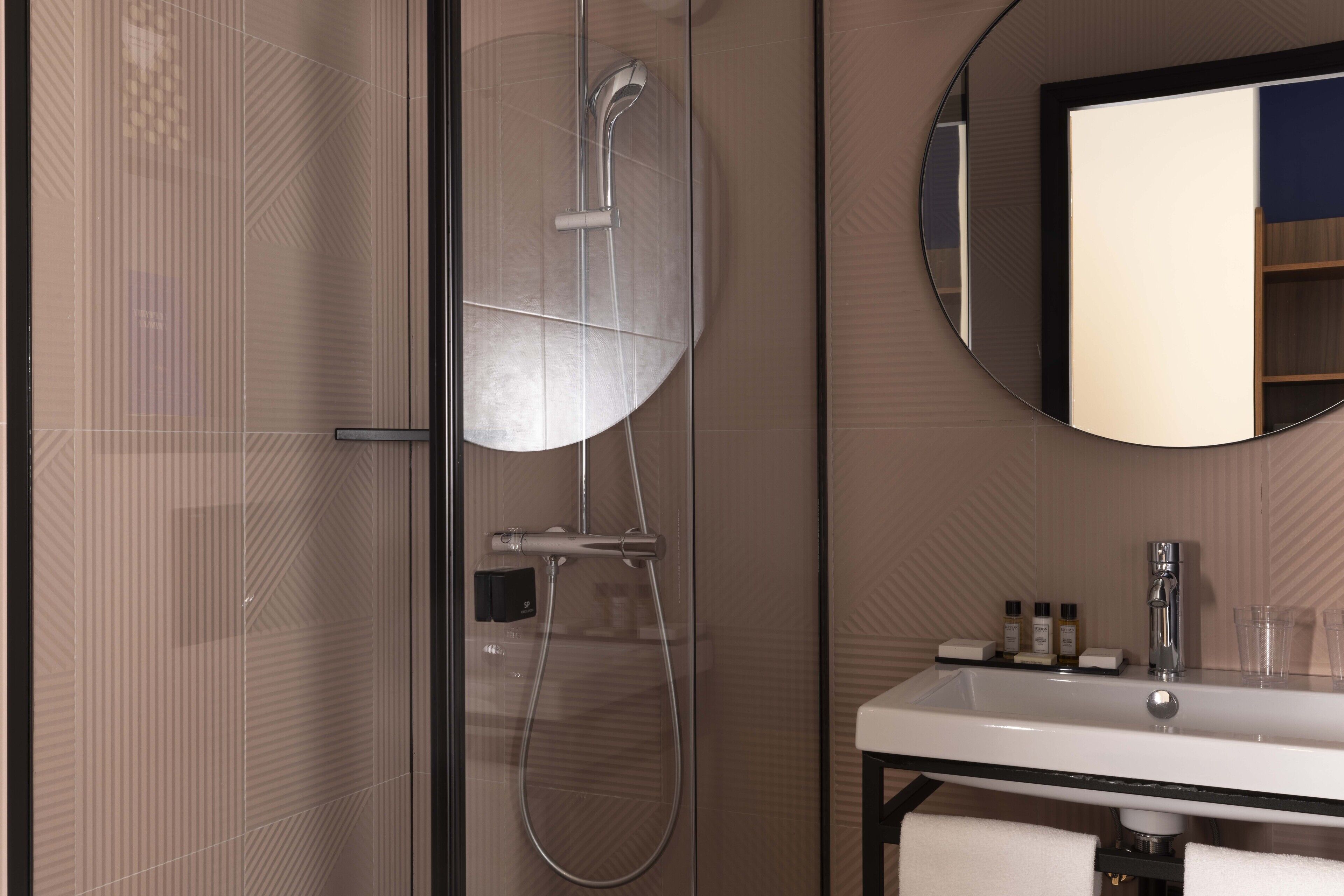 double standard (labyrinth) | bathroom | combined shower/bathtub, rainfall showerhead, free toiletries