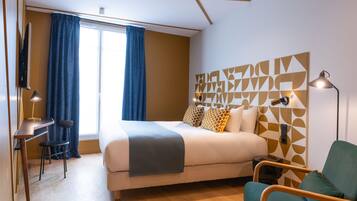 Ropa de cama de alta calidad y caja de seguridad en la habitación