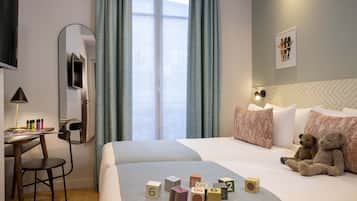 Communicating Double Room | Ropa de cama de alta calidad y caja de seguridad en la habitación