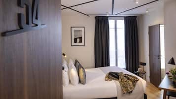 Ropa de cama de alta calidad y caja de seguridad en la habitación