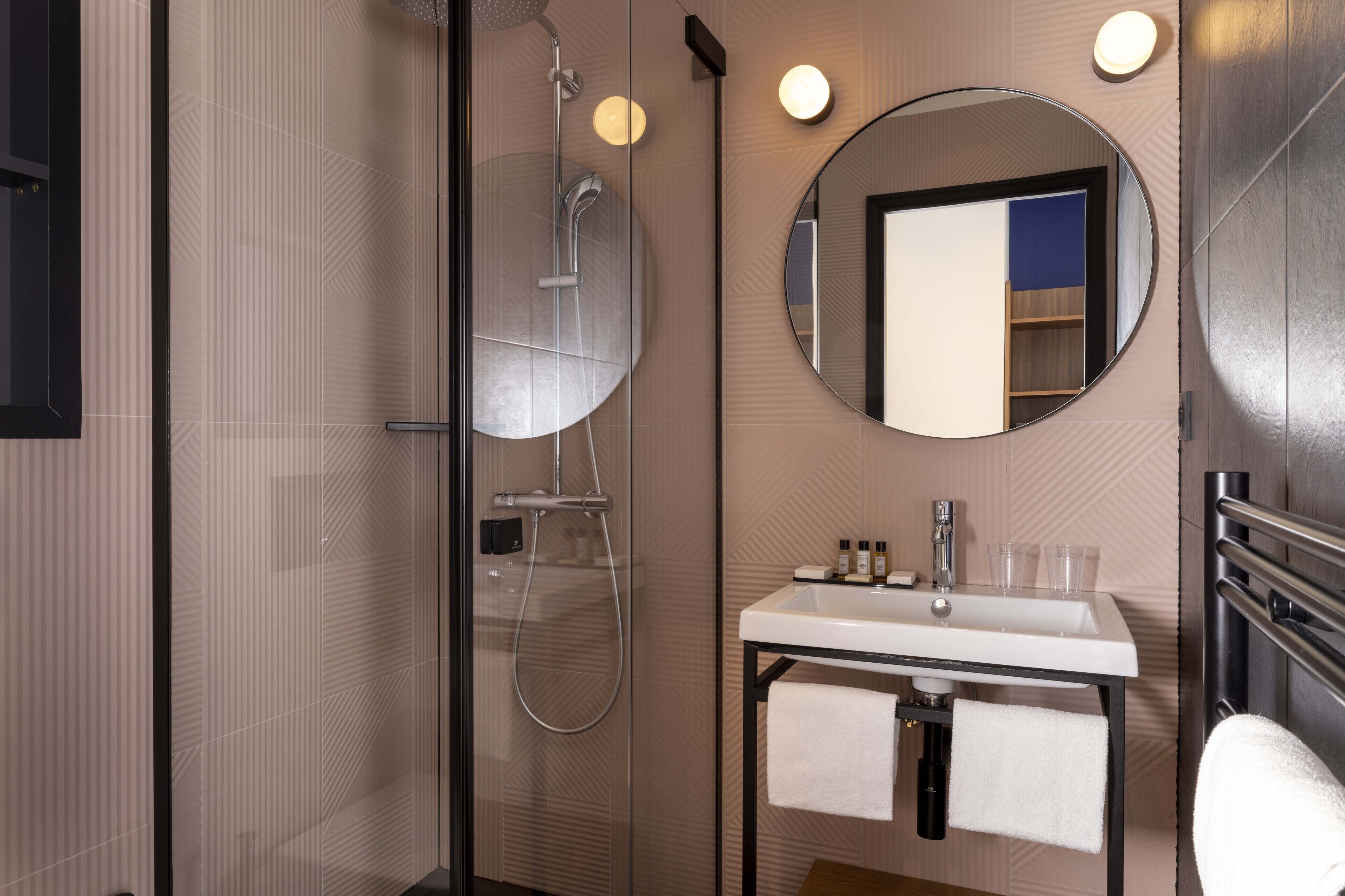 combined shower/bathtub, rainfall showerhead, free toiletries