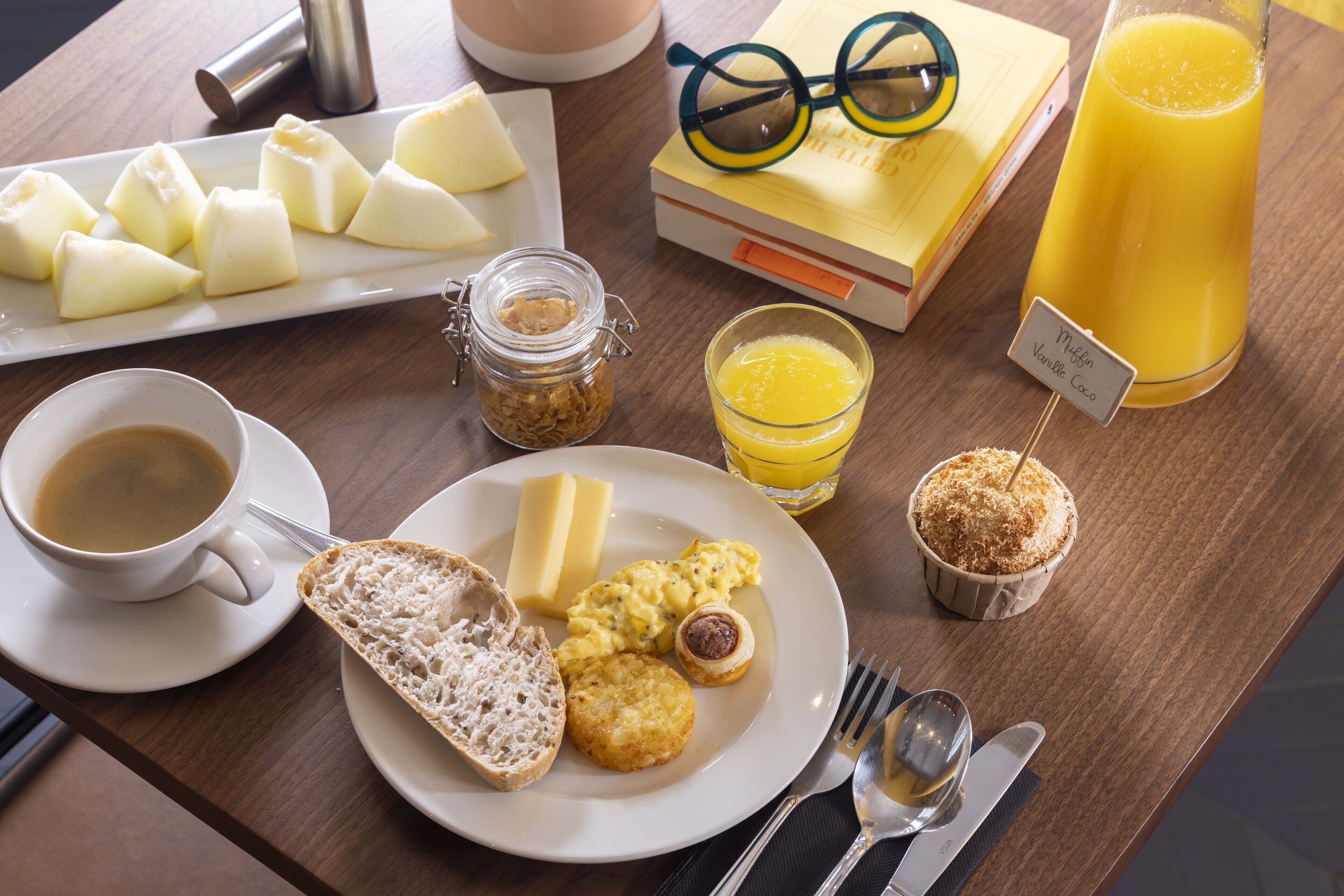 Se ofrece un desayuno bufé (14 EUR por persona)