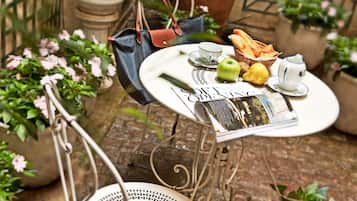 Daily continental breakfast (EUR 15 per person)