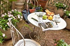 Petit déjeuner continental (15 EUR par personne)