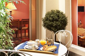 Courtyard view - Relais Du Louvre (Paris)