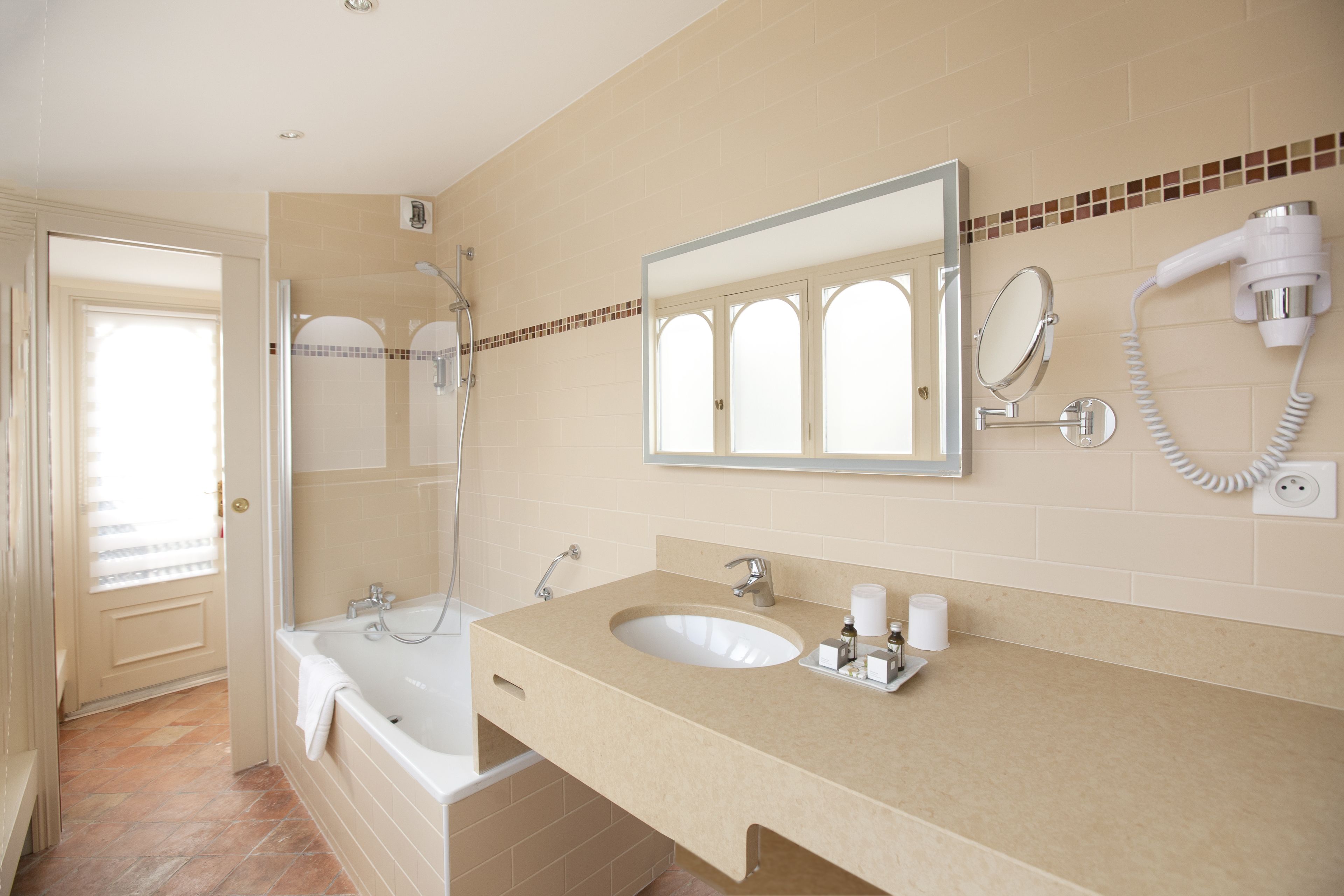 chambre exécutive 62 | bathroom | free toiletries, hair dryer, towels, soap