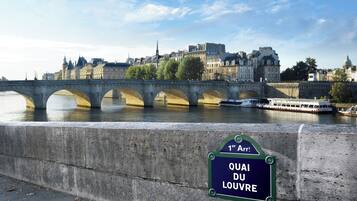A bridge with a sign indicating '1er Arrt Quai du Louvre'.