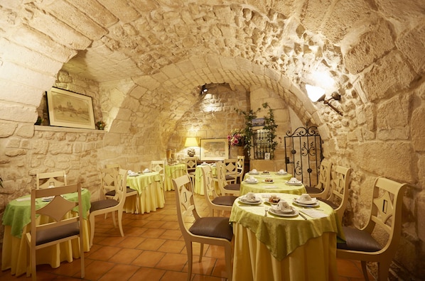 Petit déjeuner buffet (11 EUR par personne)