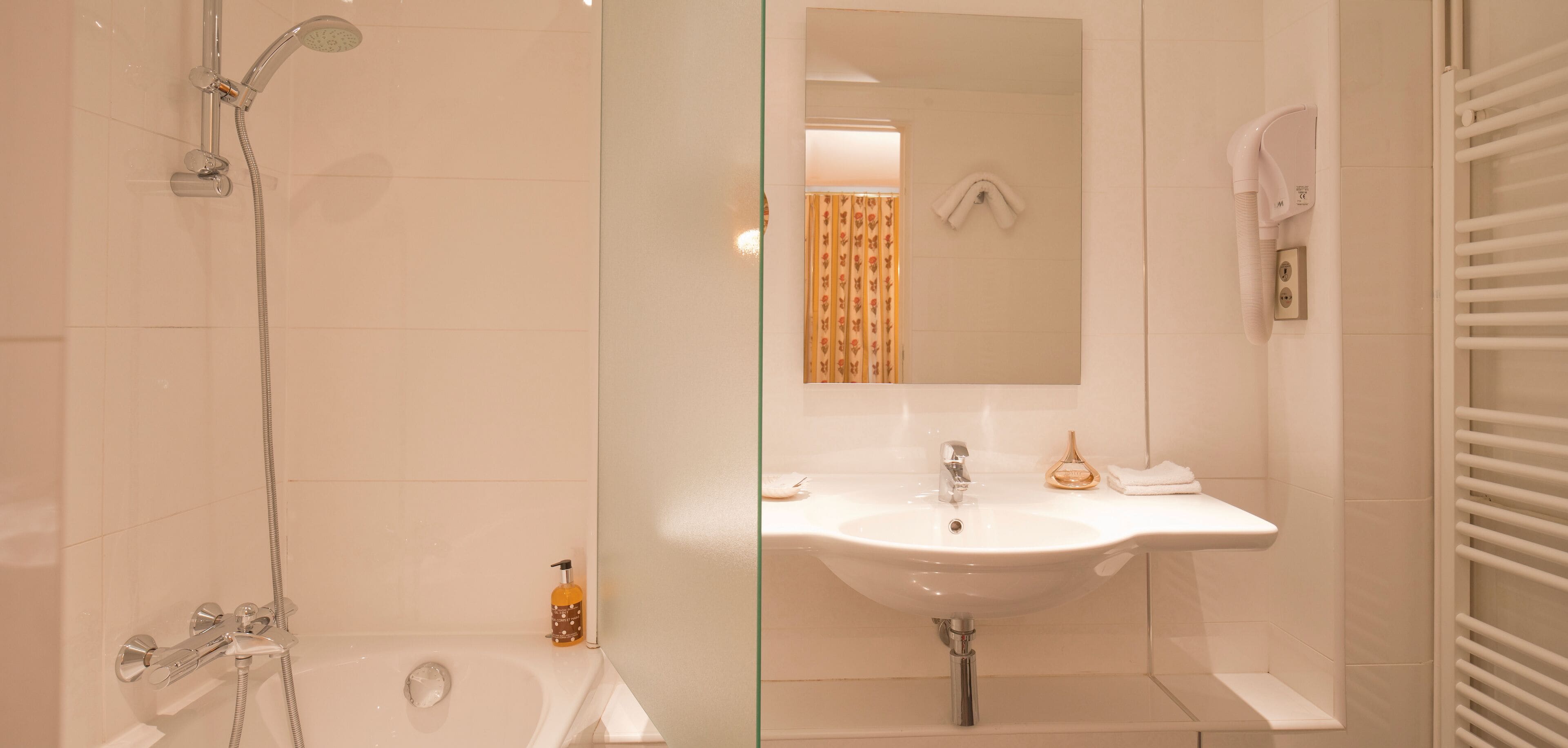 classic double room | bathroom | combined shower/bathtub, free toiletries, hair dryer, towels