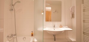 Classic Double Room | Bathroom | Combined shower/tub, free toiletries, hair dryer, towels - Hotel Beaubourg (Paris)