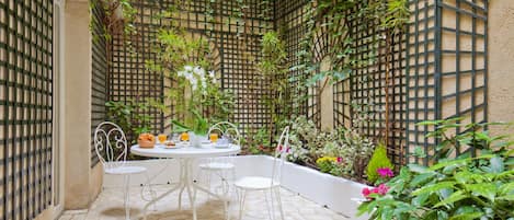 Deluxe Suite, 1 Queen Bed, Terrace | Garden view