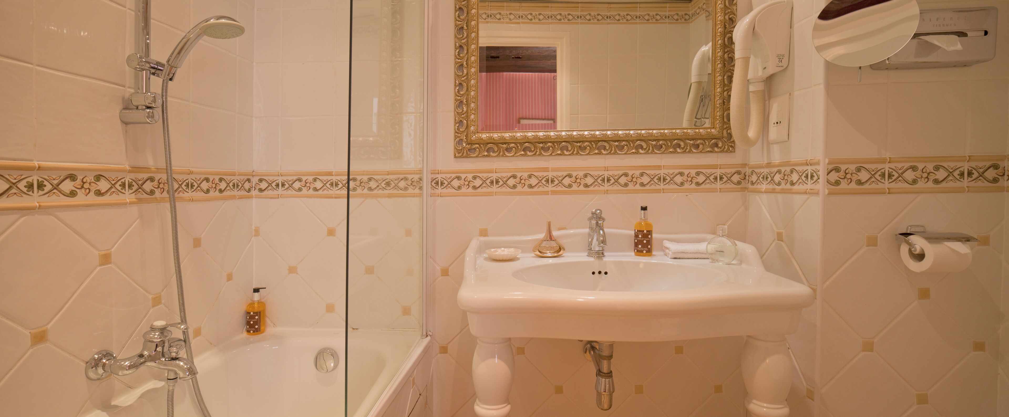 combined shower/bathtub, free toiletries, hair dryer, towels