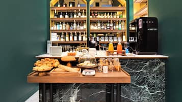 Continental breakfast on weekends (EUR 20 per person)