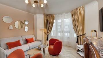 Suite | Desk, soundproofing, free WiFi, bed sheets