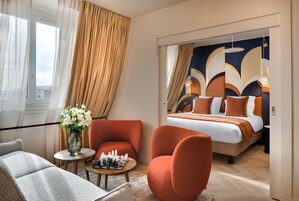 Desk, soundproofing, free WiFi, bed sheets