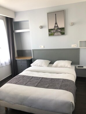 Desk, free WiFi, bed sheets - Hotel Clauzel (Paris)