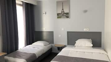 Escritorio, wifi gratis y ropa de cama