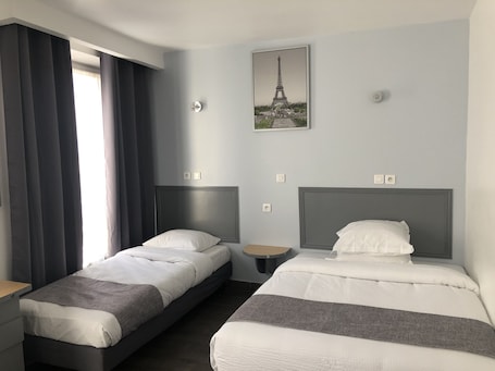 Standard Triple Room | Desk, free WiFi, bed sheets. Hotel Clauzel