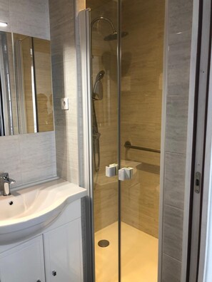 Dusche, Haartrockner, Handtücher