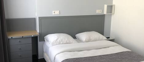 Escritorio, wifi gratis y ropa de cama