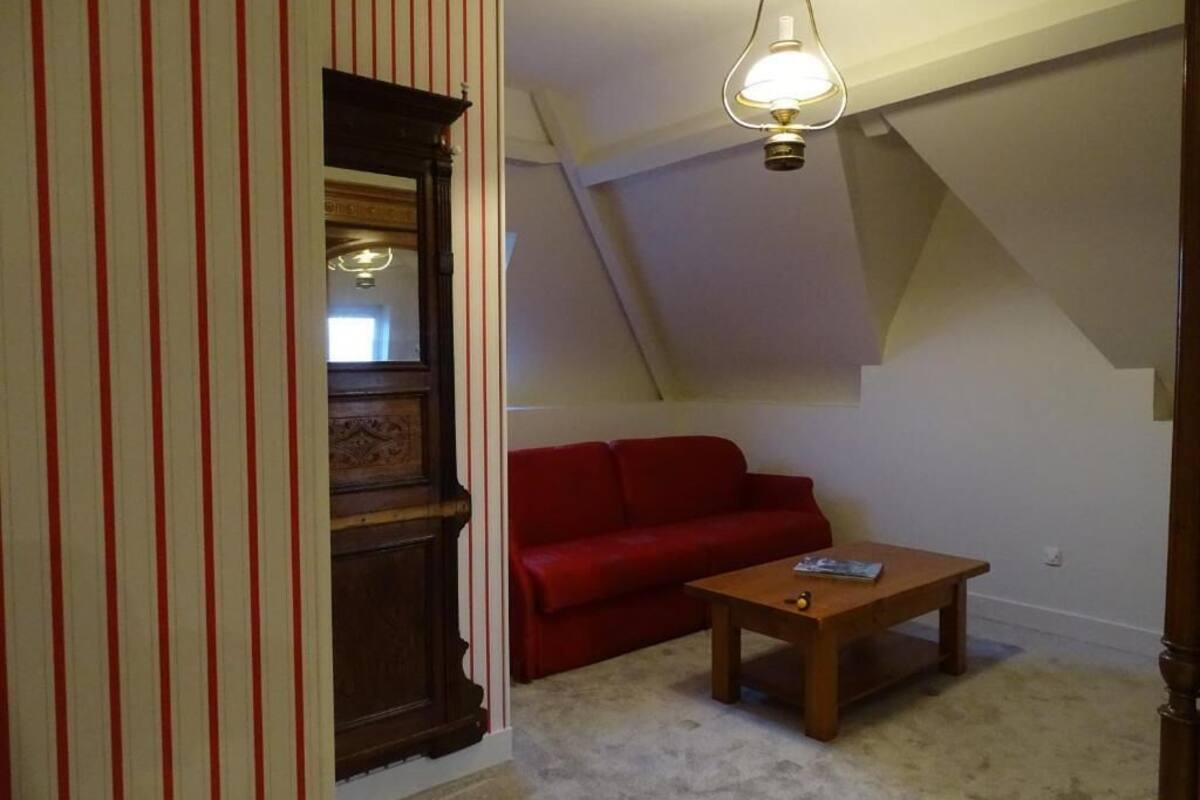 71-cm tv with digital channels, first-run films