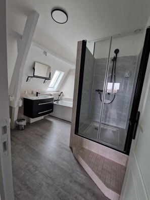 Superior-Suite | Badezimmer | Dusche, Haartrockner, Handtücher
