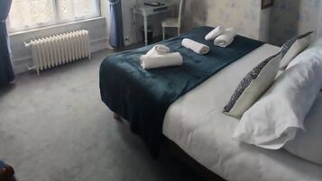 Chambre supérieure, baignoire | Literie de qualité, décor unique, ameublement unique, bureau