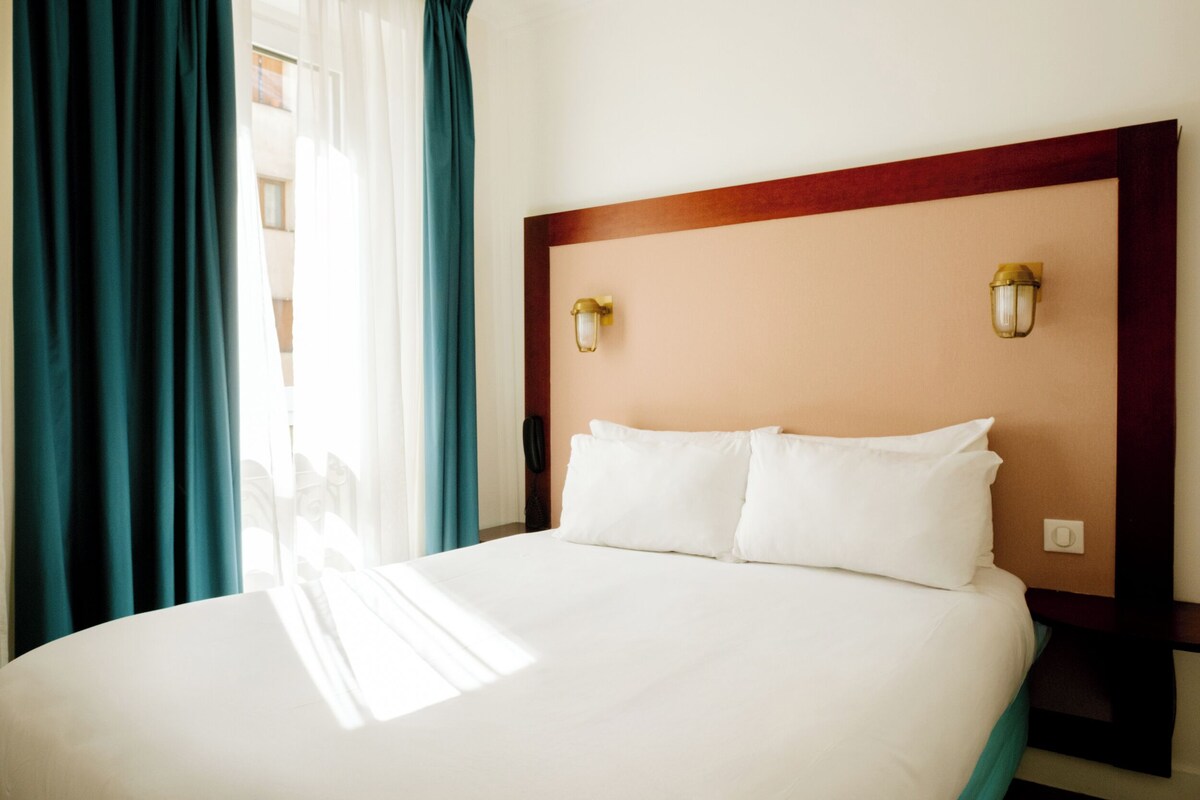 Basic-Doppelzimmer | Verdunkelungsvorhänge, schallisolierte Zimmer, kostenloses WLAN, Wecker