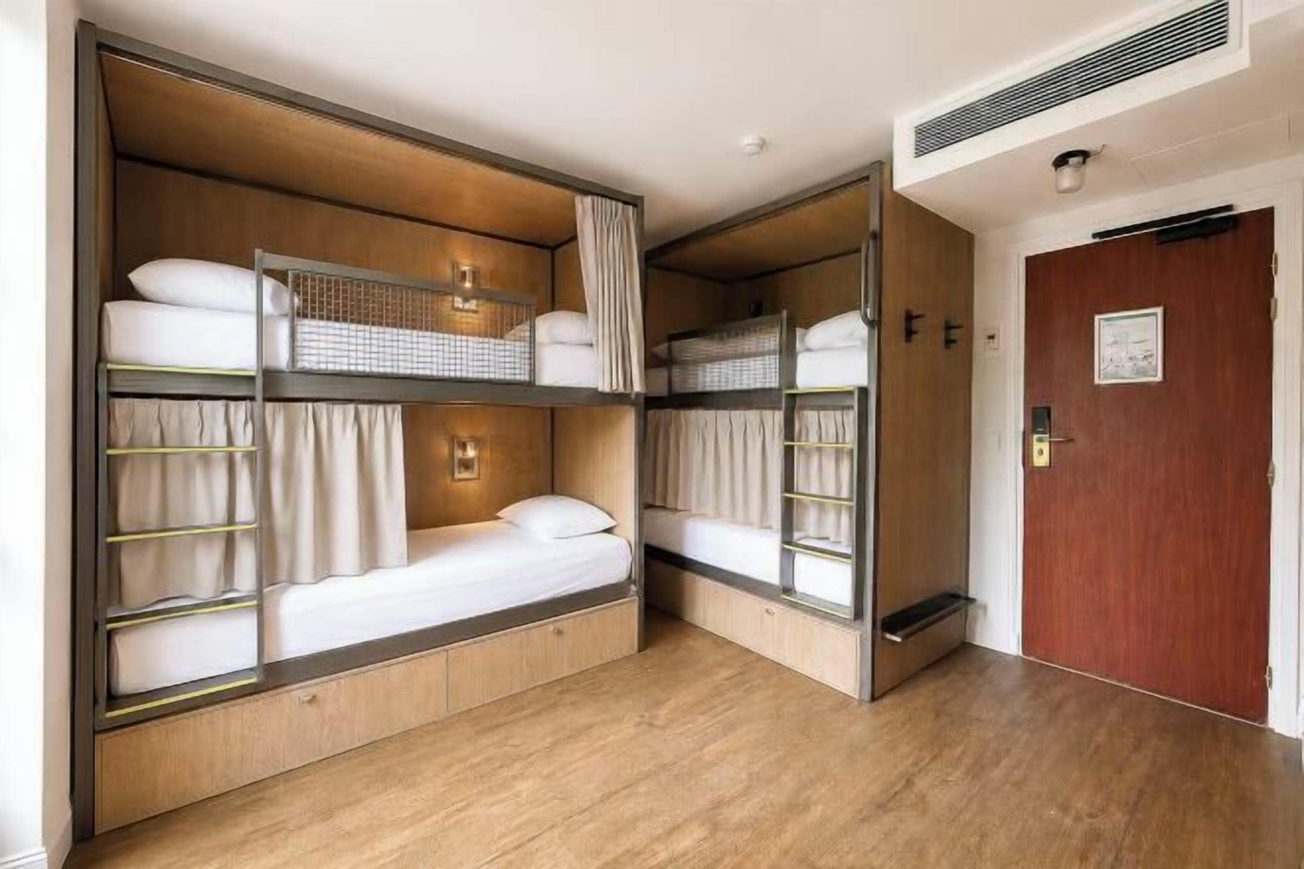 Zimmersafe, Verdunkelungsvorhänge, schallisolierte Zimmer