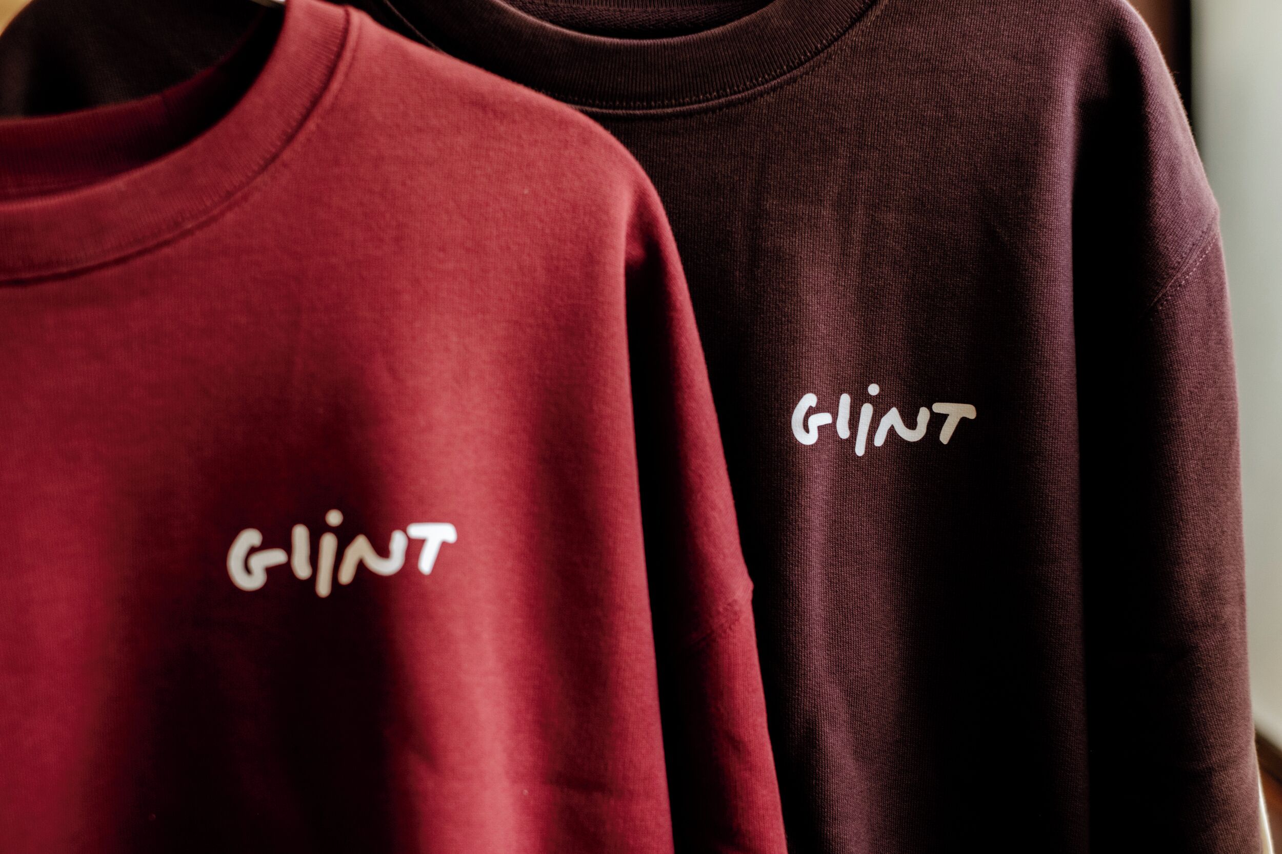 Deux vêtements sur lesquels figure le mot « GINT ».