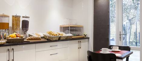 Daily continental breakfast (EUR 11 per person)